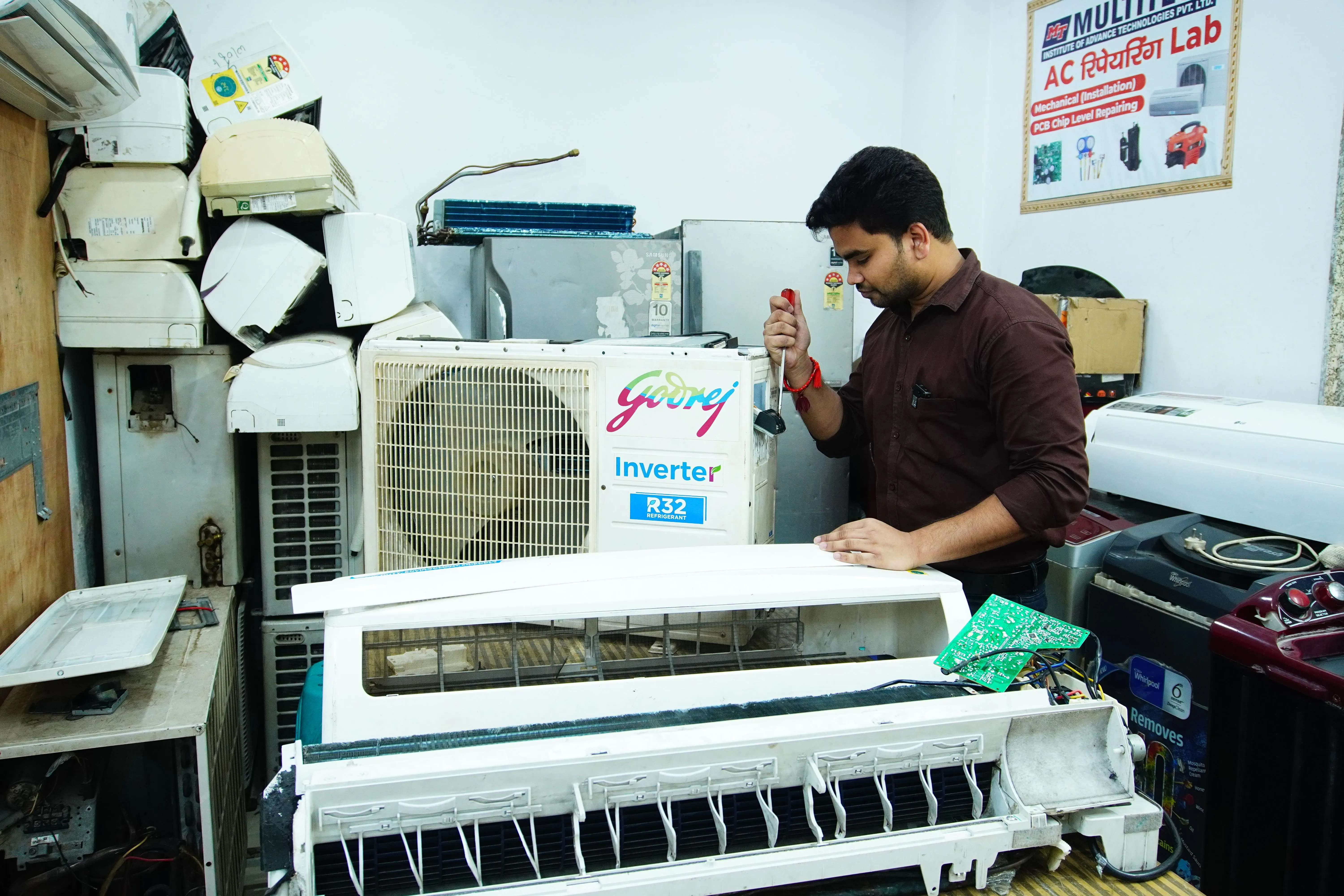 Expert Air Conditioner Repair & Servicing technician at work in Kolkata