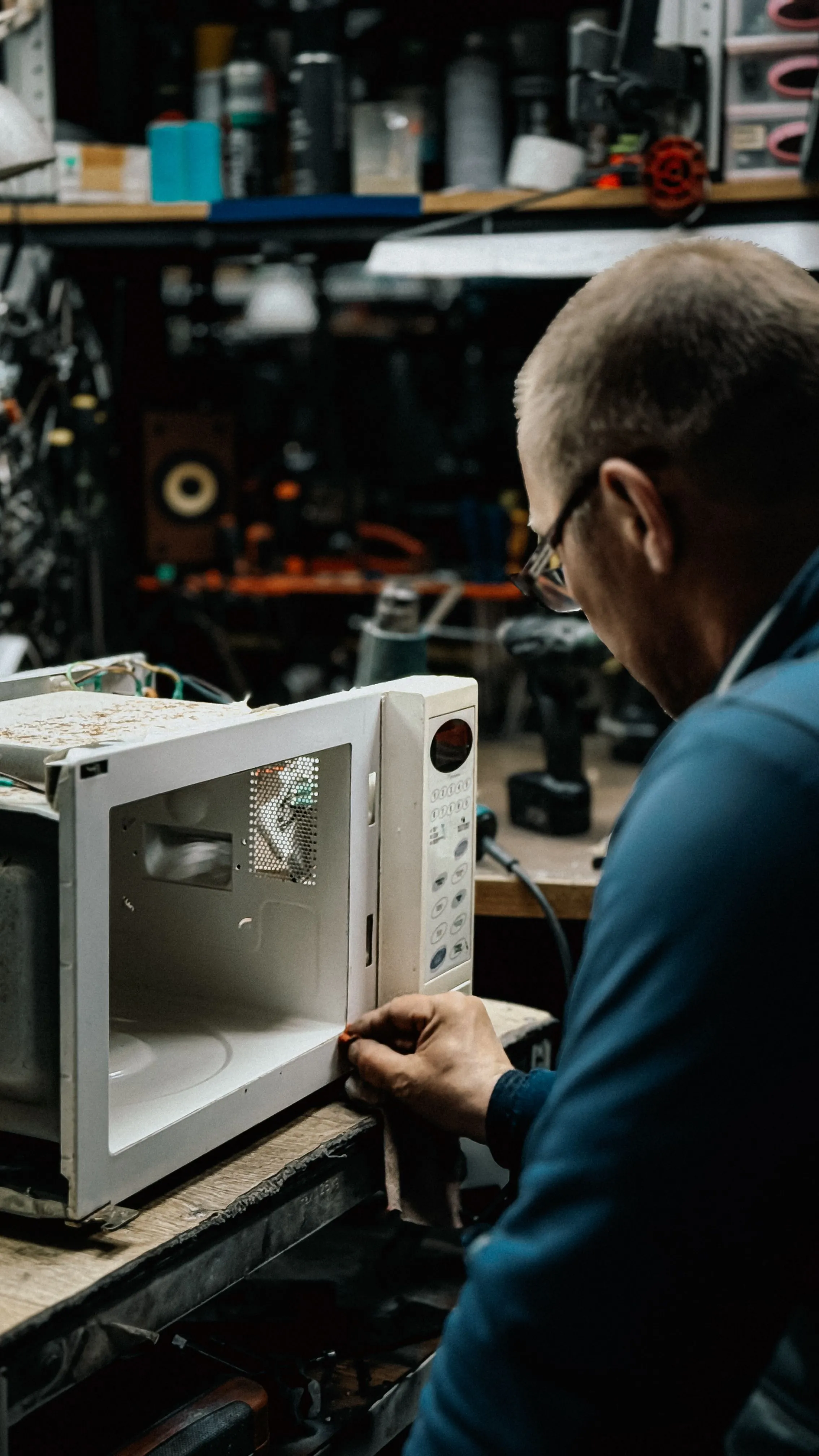Expert Microwave Repair technician at work in Kolkata